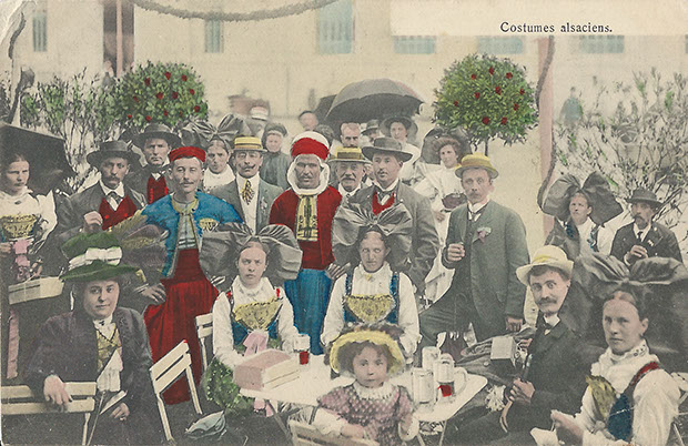 "Costumes alsaciens" (Elsässische Trachten). Ansichtskarte, ungelaufen. Sammlung Detlev Brum. Trachtenfest im Elsass? Nordafrikanische Soldaten wurden bereits ab 1914 in den Kämpfen im Elsass eingesetzt. Die französische Propaganda produzierte zur ideologischen Unterstützung pitorreske Ansichtskarten, die wohl gleichermaßen den Glauben an den Sieg (dank des Einsatzes von Kolonialsoldaten) stärken als auch die Sorgen der elsässischen Bevölkerung vor den “wilden Horden” beruhigen sollten.