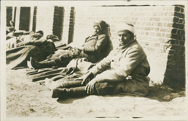 Ansichtskarte, ungelaufen, ohne Angaben, handschriftlich Rückseite: "Gefangene Marokkaner im April 1915". Sammlung Markus Kreis.