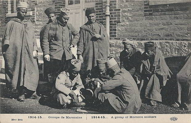 "1914 – 1915. Groupe de Marocains". Carte Postale, ungelaufen. Sammlung Detlev Brum. Marokkaner, "Turkos" und "Zuaven" wurden in französischen und deutschen Darstellungen häufig synonym verwendet. Bereits Anfang September 1914 nahm eine marokkanische Brigade an der ersten "Schlacht von Marne" teil.