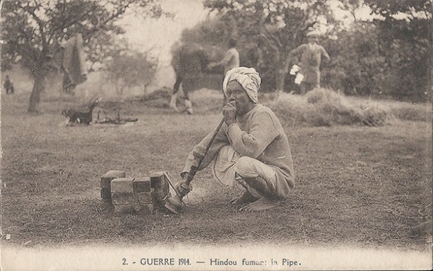 "Guerre 1914. - Hindou fumant la Pipe" (Hindu Pfeife rauchend). Carte Postale, ungelaufen. Sammlung Detlev Brum.