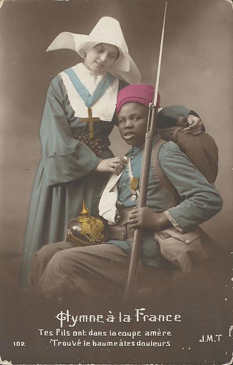 "Hymne á la France. Tes Fils ont dans la coupe amere. Trauve le baume á tes douleurs". Carte Postale, gelaufen im April 1915. Sammlung Detlev Brum.