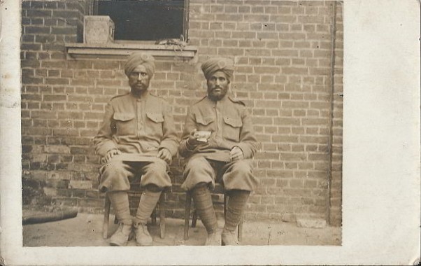 "Inder mit einer Teetasse". Ansichtskarte ohne Angaben, ungelaufen. Sammlung Detlev Brum. Die Ansichtskarte zeigt vermutlich die beiden indischen Soldaten, die auch auf der vorherigen Ansichtskarte abgebildet sind.