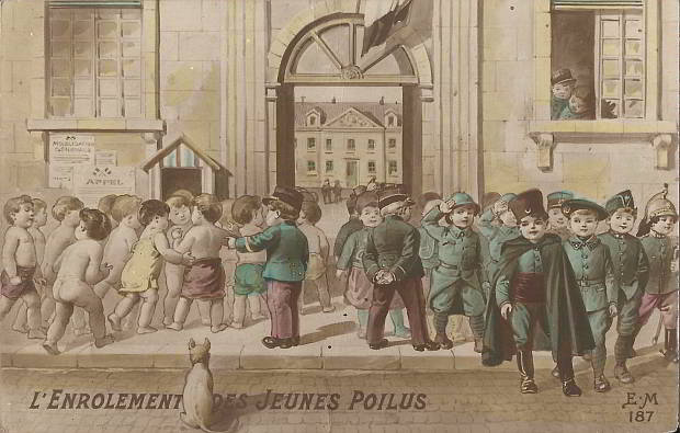 "L'Enrôlement des jeunes poilus" (Die Rekrutierung von jungen Soldaten). Carte Postale, beschriftet im Oktober 1916. Sammlung Detlev Brum. Die Ansichtskarte zeigt die französische Mobilmachung auf der Folie der zeitgenössisch in ganz Europa beliebten Kinder-Darstellungen. Nach der Musterung kommen Soldaten verschiedener Waffengattungen heraus, darunter muslimische Turkos bzw. Zuaven.