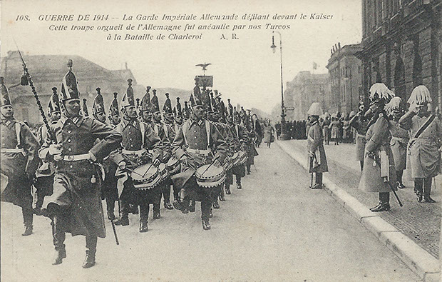 "La Garde Impériale Allemande défilant devant le Kaiser. Cette troupe orgueil de l'Allemagne fut anéantie par nos Turcos á la Bataille de Charleroi" (Die Kaiserliche Garde paradiert vor dem deutschen Kaiser. Diese stolze deutsche Truppe wurde von unseren Turcos in der Schlacht bei Charleroi vernichtet). Carte Postale, ungelaufen. Sammlung Detlev Brum.