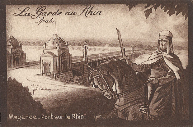 "La Garde au Rhin. Spahi. Mayence, Pont sur le Rhin". Carte Postale, Edition des Cooperatives Militaires de L’armée du Rhin, gelaufen im Februar 1927 von Worms nach Frankreich (stationierter Soldat an seine Eltern). Sammlung Detlev Brum. Mainz/Mayence blieb bis 1930 von französischen Truppen besetzt, darunter auch afrikanische Einheiten.