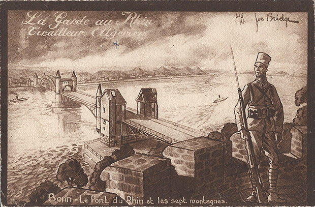 "La Garde au Rhin - Tirailleur Algérien. Bonn – Le Pont du Rhin et les sept montagnes" (Die Rheinbrücke in Bonn und das Siebengebirge). Carte Postale, Edition des Cooperatives Militaires de L’armée du Rhin, gelaufen im Juni 1927. Sammlung Detlev Brum. Ein algerischer Schütze als "Wacht am Rhein".