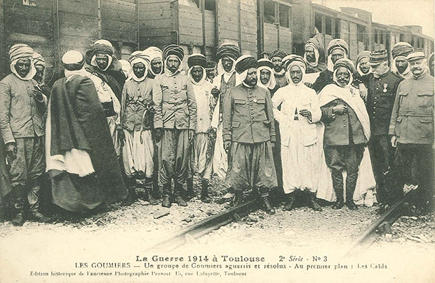 "Les Goumiers - La Guerre 1914 á Toulouse". Ansichtskarte, ungelaufen. Sammlung Markus Kreis. Die Ansichtskarte zeigt nordafrikanische Spahis/ Goumiers bei der Abreise an die Front. Die kolonialen Soldaten erfuhren vielfach, dass sich ihre Rechte und ihr Status durch den Kriegsdienst nicht, wie erhofft, verbesserten, sondern sich im Alltag an der Front vielfach die rassistische Segregation und damit die soziale Hierarchie der Kolonialgesellschaften fortsetzte. (Jörn Leonhard)