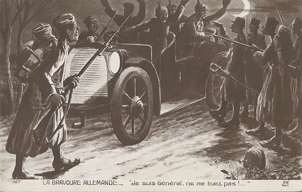 "La Bravoure Allemande. De suis General, ne me tuez pas!" (Deutsche Tapferkeit. "Ich bin General, töte mich nicht!". Französische Ansichtskarte, beschriftet, ohne Datum. Sammlung Detlev Brum. Ein deutscher General wird von afrikanischen Soldaten gefangen und fleht um sein Leben. Hier geht es um die Brechung bzw. Umdrehung der Rassenhierarchie zwischen Weiß und Schwarz.