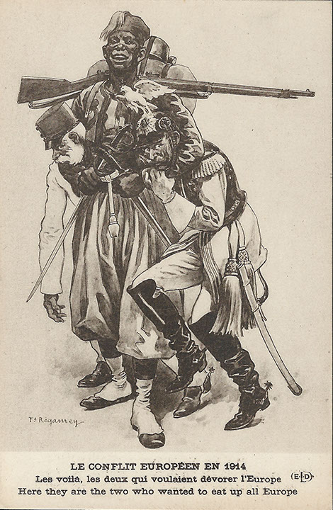 "Le Conflit Européen en 1914. Les voilá, les deux qui voulaient dévorer l’Europe". Französische Ansichtskarte, ungelaufen. Sammlung Detlev Brum. Die Ansichtskarte zeigt "die beiden, die Europa verschlingen wollten", Kaiser Wilhelm II. und Kaiser Franz Joseph I., von einem westafrikanischen Soldat sicher im Griff gehalten. Der dargestellte Überlegenheitsgestus des Afrikaners dürfte unter französischen Weißen als Groteske und als besondere Beleidigung der Kriegsgegner verstanden worden sein. Eine Ansichtskarte, die gleichermaßen mit französischen kolonialrassistischen Stereotypen spielt und zugleich Werbung für den französischen Kolonialismus macht (starke Afrikaner aus den Kolonien helfen Frankreich beim militärischen Sieg).