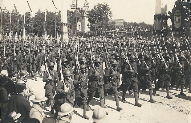 "Les Fêtes de la Victoire. 14 Juillet 1914. Les troupes Noires". Fotokarte, ungelaufen. Sammlung Detlev Brum. Das Fest des Sieges: Teilnahme der Kolonialtruppen an den Siegesfeiern am 14. Juli 1919 in Paris auf dem Champs-Elysées.