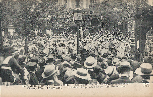 "Fetes de la Victoire 14 Juillet 1919. Les Goumiers sur les grands Boulevards". Carte Postale, ungelaufen. Sammlung Detlev Brum. Die Teilnahme der kolonialen Soldaten (hier die nordafrikanische Kavallerie) an den Siegesfeiern am 14. Juli 1919 in Paris auf dem Champs-Elysées wird in der wissenschaftlichen Literatur als "Wiedergutmachung, als eine Kompensierung eines absichtlichen Vergessens" gesehen. Das übersieht jedoch, dass koloniale Soldaten während der gesamten Kriegszeit an nationalen Aufmärschen (Nationalfeiertag) beteiligt waren.