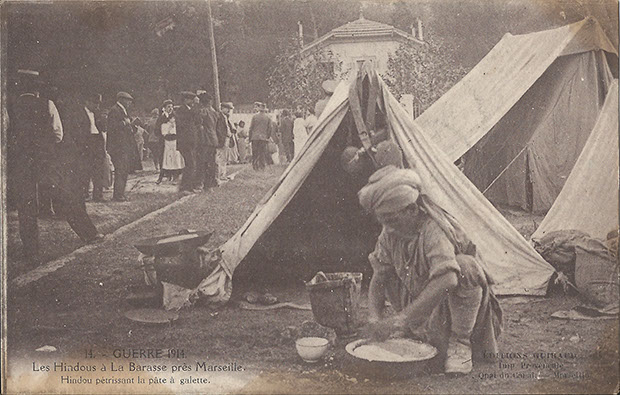 "Guerre 1914. Les Hindous à La Barasse près Marseille. Hindou petrissant la pate à galette" (Die Hindus in La Barasse in der Nähe von Marseille. Hindu knetet Teig für Kuchen). Carte Postale, gelaufen im Januar 1915. Sammlung Detlev Brum.