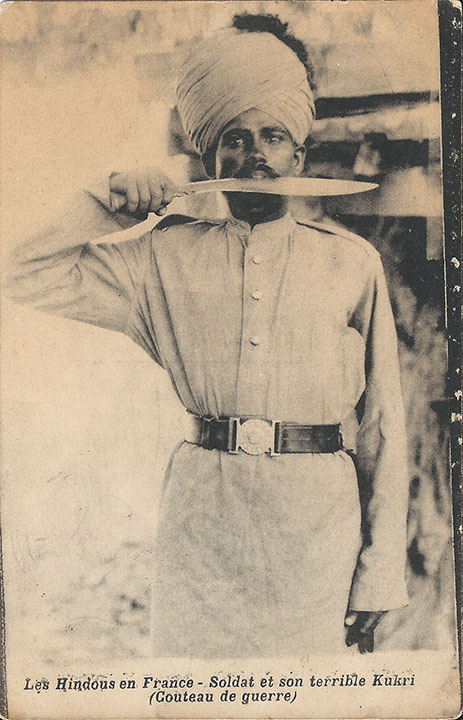 "Les Hindous en France - Soldat et son terrible Kukri (Couteau de guerre)". Carte Postale, gelaufen in Frankreich im Oktober 1914. Sammlung Detlev Brum. "Die Hindus in Frankreich - Soldat und sein schreckliches Kukri (Kriegsmesser)" – die französische Propaganda bestärkt die "schrecklichen" Vorurteile, wonach Kolonialtruppen meuchelmörderisch das Kriegsvölkerrecht mitßachteten, Jagd nach Fingern, Ohren und Köpfen gefallener Feinde als Trophäen machen und im Nahkampf lange Messer verwendeten … zum Wohle Frankreichs. Die deutsche Propaganda nimmt diese "Bilder" auf, auch wenn sich schließlich die Kriegsführung der Kolonialtruppen in bezug auf Völkerrechtsverletzungen nicht signifikant von derjenigen anderer Einheiten unterschieden. Das Kukri bleibt in Deutschland auch noch während der "Schwarzen Schmach" - Kampagne präsent.