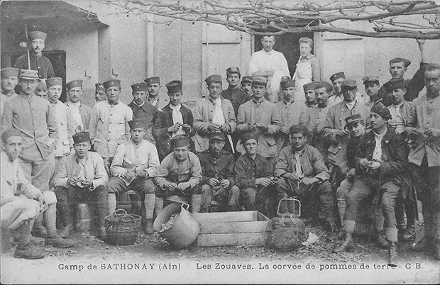 "Camp de Sathonay (Ain). Les Zouaves. La corvée de pommes de terre" (Die Zuaven. Die lästige Pflicht des Kartoffelschälens). Carte Postale, beschriftet, ohne Datum. Sammlung Detlev Brum. Sathonay (Ain) war ein Ausbildungslager in der Nähe von Lyon.