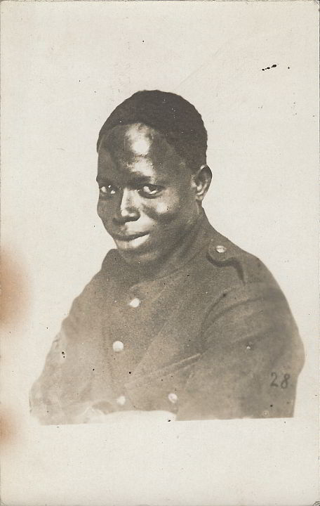Gefangener afrikanischer Soldat aus dem Kriegsgefangenenlager Münster. Ansichtskarte, keine weiteren Angaben, ungelaufen. Sammlung Detlev Brum. Das Foto wird verwendet in einer Überblicksdartellung in "Die Kriegsgefangenen in Deutschland", Siegen-Leipzig-Berlin 1915. Darin heißt es zu diesem Bild aus dem Kriegsgefangenenlager Münster: "Die Einzelbilder belehren, um mit Friedrich dem Großen zu sprechen, mit welchem Gesindel sich Deutschland herumschlagen muss und was die "Kämpfer für Freiheit und Zivilisation" gegen die "deutschen Barbaren" in das Feld führen. Mit Bitterkeit und Zorn muss der Gedanke erfüllen, daß mancher hochgebildete, hoffnungsvolle deutsche Bruder durch die Kugel oder das Messer dieser Horden endete."