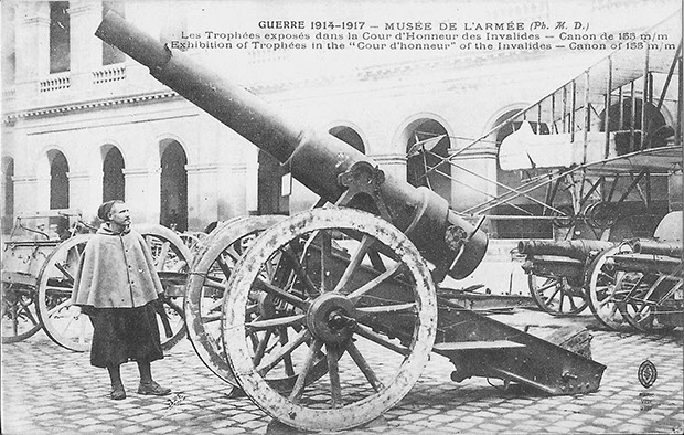 "Guerre 1914-1917 – Musée de l'Armee. Les Trophées exposés dans la Cour d’Honneur des Invalides". Carte Postale, ungelaufen. Sammlung Detlev Brum.