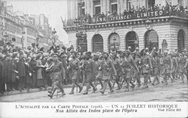 "Nos Alliés des Indes place de l'Opéra. 1916" (Unsere Alliierten aus Indien auf dem Opernplatz. 1916). Carte Postale, ungelaufen. Sammlung Detlev Brum.