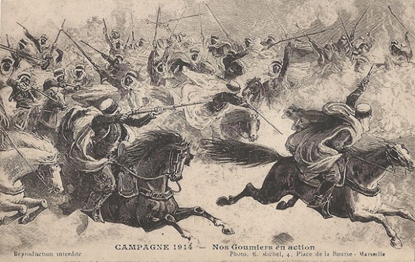 "Campagne 1914 – Nos Goumiers en action" (Unsere Goumiers in Aktion). Carte Postale, ungelaufen. Sammlung Detlev Brum. Die Bildsprache erinnert an die Schaukämpfe in Völkerschau-Darstellungen, sie bedient überkommene Vorstellungen, denn in der Realität kaum es wohl zu keinen nennenswerten Kampfeinsätzen nordafrikanischer Kavallerie. Die nordafrikanische Kavallerie war eher im Hinterland tätig, u.a. zur Gefangenenbewachung.