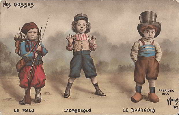 "Nos Gosses. Le Poilu, L’Embusqué, Le Bourgeois" (Unsere Kinder. Der Soldat, der Drückeberger, der Bourgeois), sign. Morinet 1915. Carte Postale, beschriftet, ohne Datum. Sammlung Detlev Brum. Poilu ist eine umgangssprachliche Bezeichnung für einen französischen Frontsoldaten des Ersten Weltkrieges und entspricht in etwa dem deutschen Begriff Landser. Die Ansichtskarte greift die die "Drückeberger" aus Arbeiterklasse und Bourgeoisie an und hält die tapferen Frontsoldaten entgegen. Der "Soldat" trägt dabei die Uniform nordafrikanischer Soldaten, was den Vorwurf gegen die Drückeberger verstärken soll. Zugleich wirbt die Ansichtskarte auch für den in Frankreich nicht unumstrittenen Einsatz von Soldaten aus den Kolonien.