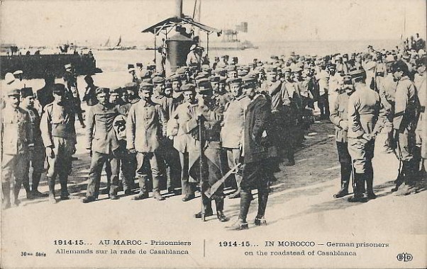"1914-15 … Au Maroc – Prisonniers Allemands sur la rade de Casablanca" (Deutsche Gefangene auf der Reede von Casablanca, Marokko). Carte Postale, beschriftet in französischer Sprache (20.10.1915), gesendet nach Orleans. Sammlung Detlev Brum. Zahlreiche französische Ansichtskarten sind zweisprachig (französisch und englisch) gehalten, manche auch dreisprachig (inkl. russisch). Vermutlich werden solche Ansichtskarten sowohl für die private Kommunikation verwendet als auch von alliierten Soldaten als Grußmedium in die Heimat gesendet.