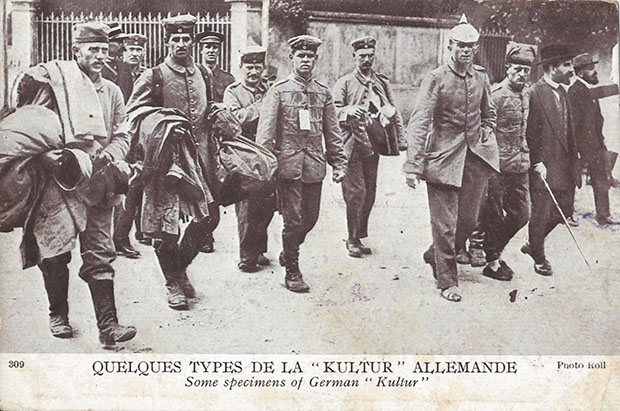 "Quelques Types de la "Kultur" Allemande". Carte Postale, gelaufen innerhalb Frankreichs, ohne Datum. Sammlung Detlev Brum. Die französische (wie auch die deutsche) Kriegspropaganda nimmt "Kultur" als Kampfbegriff auf und zeigt in verächtlich machender, ironisierender Absicht einige Vertreter der deutschen "Kultur" ("Kultur" wurde bereits zeitgenössisch durch Anführungszeichen als Ironie markiert).