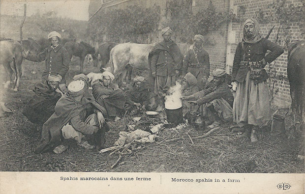 "Spahis marocains dans une ferme" (Marokkanische Spahis in einem Bauernhof). Carte Postale, ungelaufen, ohne Datum. Sammlung Detlev Brum.