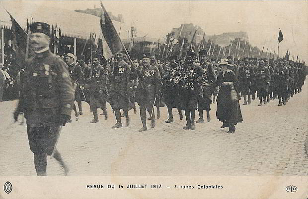 "Revue du 14 Juillet 1917 – Troupes Coloniales". Französische Ansichtskarte, ungelaufen. Sammlung Detlev Brum. Die Teilnahme der Kolonialtruppen an den Siegesfeiern am 14. Juli 1919 in Paris auf dem Champs-Elysées wird mitunter als eine Kompensierung eines absichtlichen Vergessens gesehen; das ist sicherlich nicht richtig, denn bereits während des Krieges nahmen die kolonialen Truppen an den Aufmärschen zum französischen Nationalfeiertag teil.