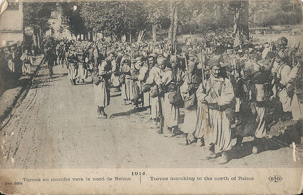 "1914. Turcos en marche vers le nord de Reims" (Marschierende Turcos nördlich von Reims). Carte Postale, gelaufen im Dezember 1914 innerhalb Frankreichs. Sammlung Detlev Brum.