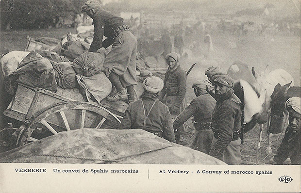 "Verberie - Un convoi de Spahis marocains". Carte Postale, ungelaufen. Sammlung Detlev Brum. Verberie ist eine französische Gemeinde in der Region Picardie und gehört zum Arrondissement Senlis. In der Region wurden eine Zeit lang nordafrikanische Einheiten eingesetzt, was sich auch auf Ansichtskarten mit einer ganzen Reihe von Motiven mit nordafrikanischen Soldaten auswirkte.