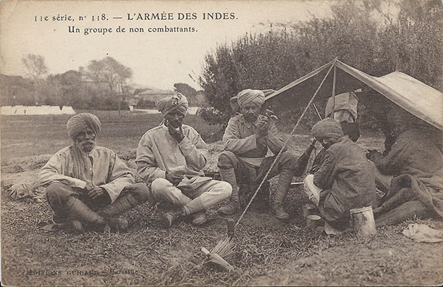 "L'Armée des Indes. Un groupe de non combattants" (Eine Gruppe von Nichtkombattanten). Carte Postale, gelaufen im April 1915 in Frankreich. Sammlung Detlev Brum.