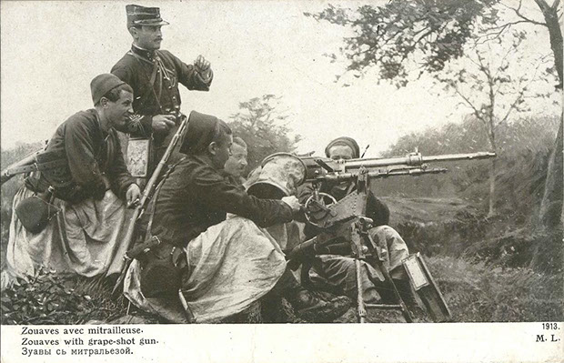"Zoaves avec Mitrailleuse" (Zuaven mit Maschinengewehr). Französische Ansichtskarte, dreisprachig in den Sprachen der drei großen Bündnispartner, gelaufen im Mai 1915. Sammlung Markus Kreis.