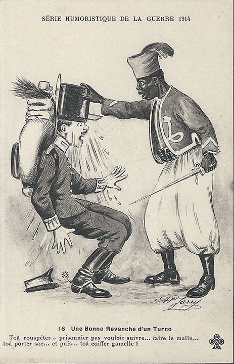 "Une Bonne Revanche d’un Turco. Toa rouspéter … prisonnier pas vouloir suivre … faire le malin … toa porter sac … et puis … toa coiffer gamelle!" (Eine gute Rache eines Turko. Du beschweren …Gefangener will nicht folgen? … Den Schlauen spielen … du Rucksack tragen … und dann … du sollst Topf tragen). Serie Humoristique de la Guerre 1914. Carte Postale, ungelaufen. Sammlung Detlev Brum. Zur Belustigung der Adressaten lässt man in einer ganzen Reihe von humoristischen Ansichtskarten Afrikaner absichtlich "falsch" sprechen, zugleich der angebliche "Beweis" ihrer "rassisch" bedingten intellektuellen Limitiertheit.Tatsächlich wird ein großer Teil der afrikanischen Soldaten nur unzureichend französisch gesprochen haben, in der französischen Propaganda wird daraus jedoch ein Ausdruck der Dummheit aber auch der Rohheit und Brutalität.
