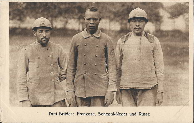"Drei Brüder: Franzose, Senegal-Neger und Russe". Feldpostkarte, gesendet als Soldatenbrief (Straßenbau-Komp. 22) im Juni 1917. Sammlung Detlev Brum.