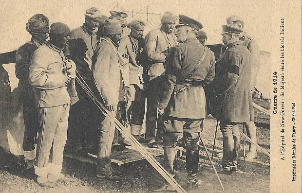 "A l‘Hospital de New-Forest. Sa Majeste visite les blesses Indiens. Guerre de 1914" (Seine Majestät besuchte die verwundeten Inder). Carte Postale, beschriftet in französischer Sprache, ohne Datum. Sammlung Detlev Brum.