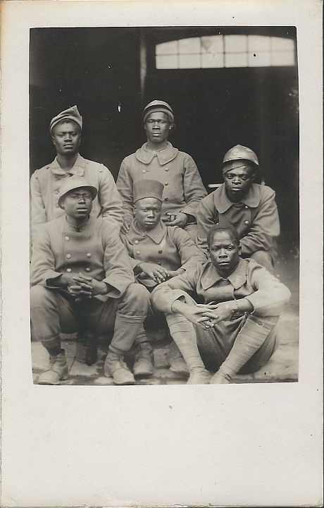 Gruppe von Soldaten aus Westafrika. Cartolina Postale (italienisch), ohne Titel, ungelaufen, ohne Datum. Sammlung Detlev Brum.