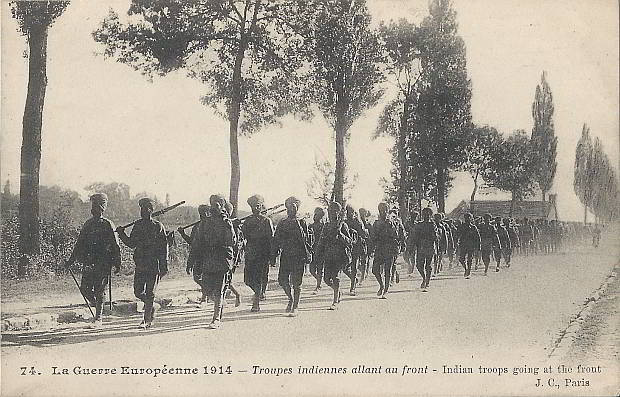 "Le Guerre Européenne 1914 – Troupes indiennes allant au front" (Indische Truppen auf dem Weg zur Front). Carte Postale, ungelaufen. Sammlung Detlev Brum.