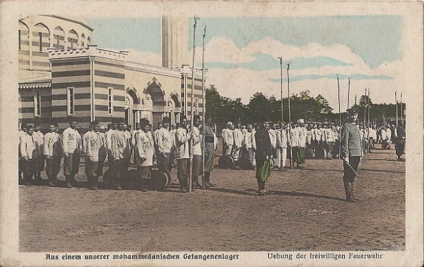 "Aus einem unserer mohammedanischen Gefangenenlager. Uebung der freiwilligen Feuerwehr". Ansichtskarte, Verlag S. & G. S. i. B., gelaufen als Feldpost im Februar 1916 von Wünsdorf. Sammlung Detlev Brum.