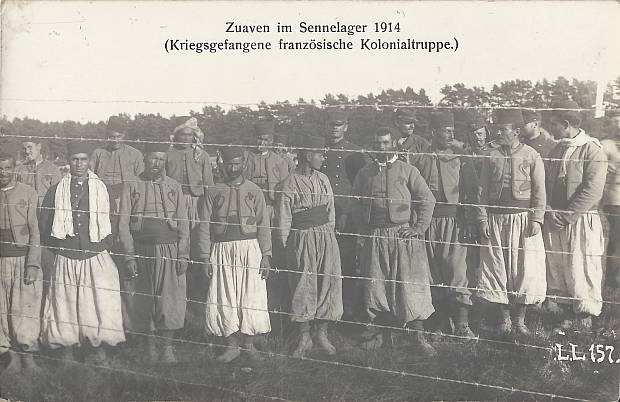 "Zuaven im Sennelager 1914 (Kriegsgefangene französische Kolonialtruppe)". Ansichtskarte, Titelseite mit Eindruck "LL 157", Rückseite ohne Angaben. Vorbereitet als Feldpost, ohne Datum. Gesendet von einem Rekruten (Inf.Reg. 158, Paderborn) an seine Eltern in Altenbeken (Westfalen). Sammlung Detlev Brum.