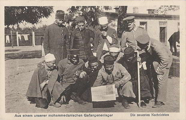 "Aus einem unserer mohammedanischen Gefangenenlager. Die neuesten Nachrichten". Ansichtskarte, Verlag S. & G. S. i. B., No. 510/25, gelaufen als Feldpost im August 1918 von Zossen-Übungsplatz nach Berlin. Sammlung Detlev Brum. Die muslimischen Soldaten erhielten eine bevorzugte Behandlung, um sie zum Kriegseintritt auf Seiten der Mittelmächte zu bewegen. Unter anderem gab es eine arabisch-sprachige Lagerzeitung.